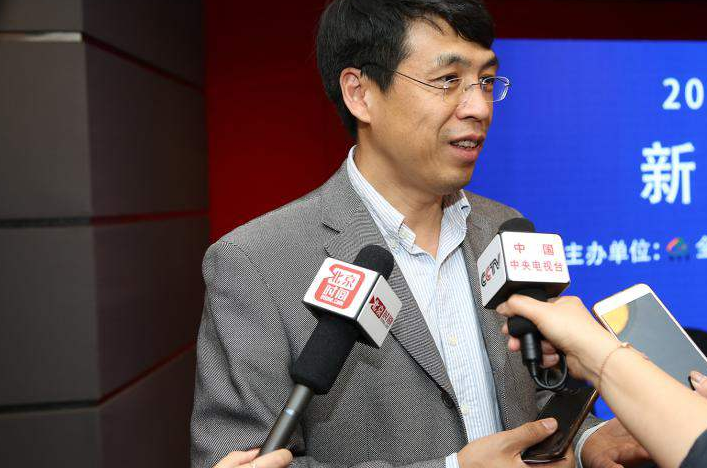 新昌城乡都有人站在公交车上，乘客对此表示质疑