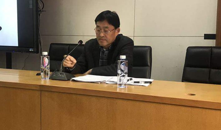 新昌城乡都有人站在公交车上，乘客对此表示质疑