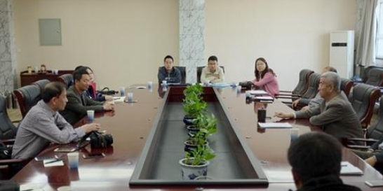 倒伏的梧桐树占据停车场一角20多天过去了，为何无人清理？
