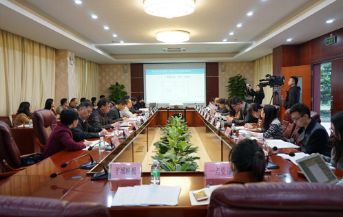 倒伏的梧桐树占据停车场一角20多天过去了，为何无人清理？