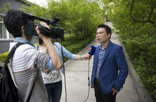 准确努力落实和推进“两个产业”