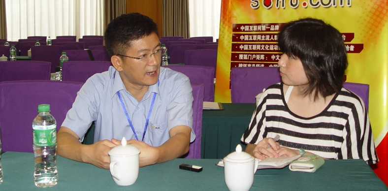 新昌城乡都有人站在公交车上，乘客对此表示质疑
