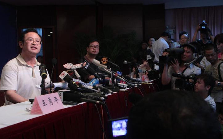 新昌城乡都有人站在公交车上，乘客对此表示质疑
