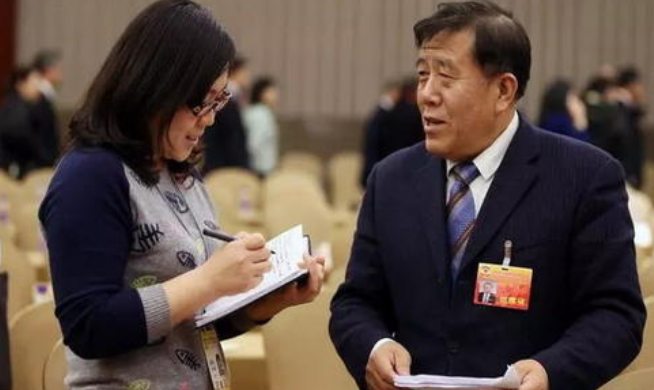 为什么现在村子里的池塘里的垃圾越来越多了？村委会这样回应