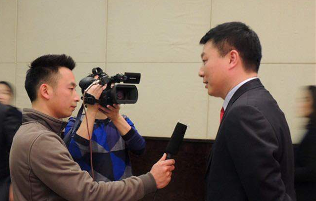 倒伏的梧桐树占据停车场一角20多天过去了，为何无人清理？